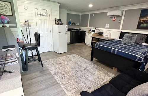 Spring House | Equipped Studio with Generac back up powered & pet friendly. Hablo espanol
