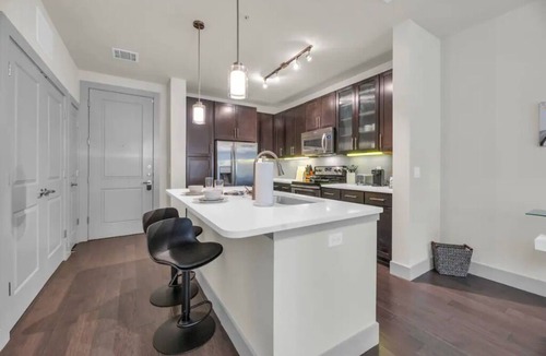 Fashion Square Apartment | Everything You Need In This Modern & Chic Space!