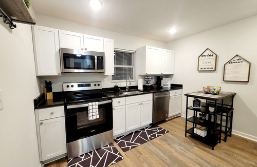 Hanahan Apartment | Exceptional Studio in CHS! Quiet Cozy with Onsite Parking/Washer/Dryer & HS Wifi