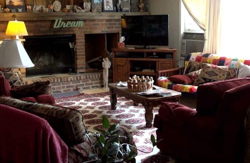 Devils Tower Cabin | Exclusive Getaway with Jacuzzi Tub near Devils Tower, Wyoming