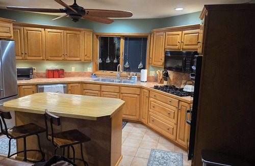 Magnet Cabin | Exclusive Ohio River Retreat with Hot Tub