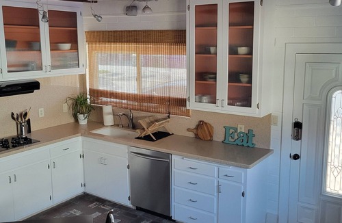 Peninsula Cottage | Executive Hideaway Nestled between Secluded Beaches
