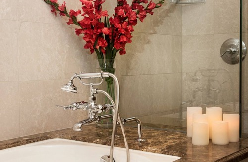 Gore Creek Place Hotel | Executive Room | Rooftop Pool & Hot Tubs!