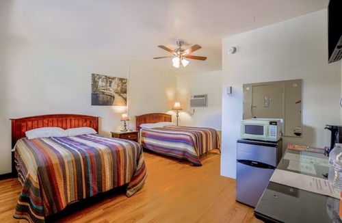 Short Creek Hotel | Explore Cadiz Attractions from This Double-Bed Room with Free Parking