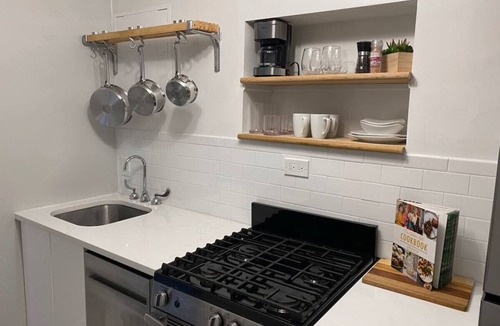 Mount Adams Apartment | Explore Downtown from Mt Adams | Patio River Views