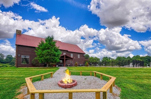 Rockbridge Cabin | Falls Lodge | Hocking Hills, 7BR Estate, Pool