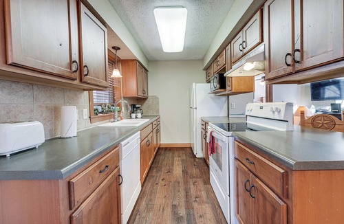 Indian Point Cottage | Families Welcome! Branson Resort-style Getaway