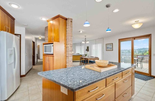 Gresham House | Fantastic Mid-Centuary Escape, Enormous Yard and Huge Deck, BBQ, Pet Friendly, Second Kitchen