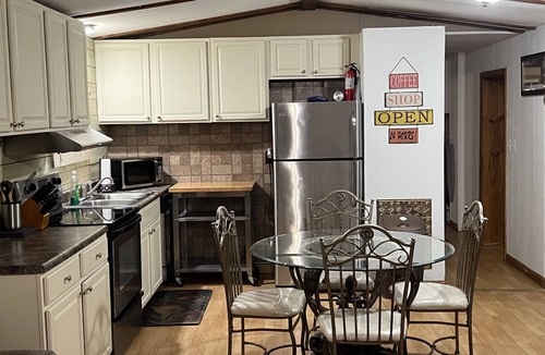 Burlington House | Farm House & Backyard Cozy Cabin & Pickleball Sports Court