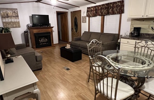 Burlington House | Farm House & Backyard Cozy Cabin & Pickleball Sports Court