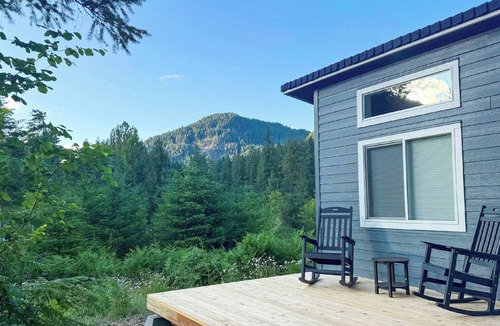 Carson Cottage | Fire Pit & Mtn Views! Cabin $1 Cleaning Fee