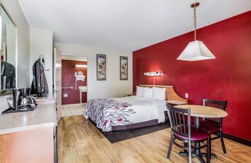 Allison Hotel | Free Breakfast & Pool Retreat | 3.6 mi to Historic District