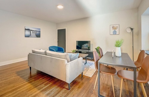 East Walnut HIlls Apartment | Frontdesk | 2 BR Apt near Cincinnati Art Museum