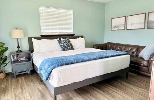 Grayland Hotel | Full-kitchen Studio | Pet-Friendly | Fireplace