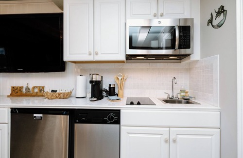 Airlie Condo | Fully Renovated Studio Suite with Full Kitchen and Pool!