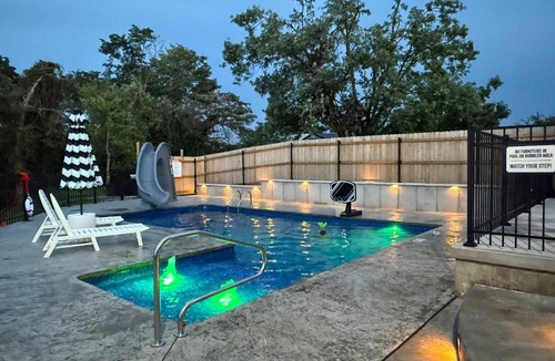 Williamstown House | Gather Together - Charming Home for 20 Near Ark!