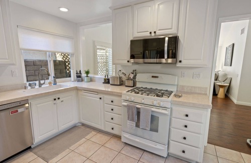 Thousand Oaks House | Golf course & Mountain View with Jacuzzi. Peaceful home. Family friendly.