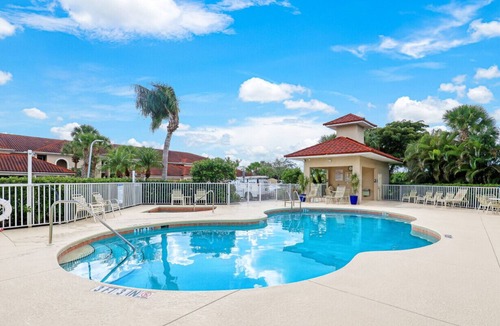 Naples Apartment | Golf Membership Available! Top Floor Condo, Pickleball, Near Naples Beaches