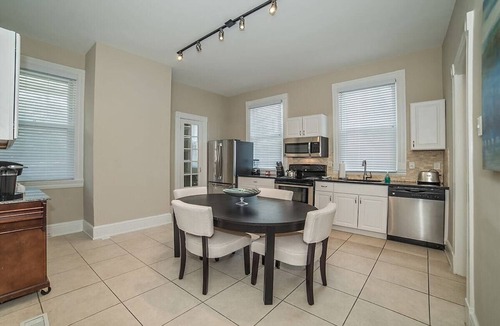 Walnut Hills Apartment | Grand Historic 2 Bedroom Apartment