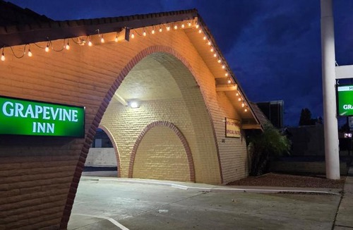 Lodi Hotel | Grapevine Inn