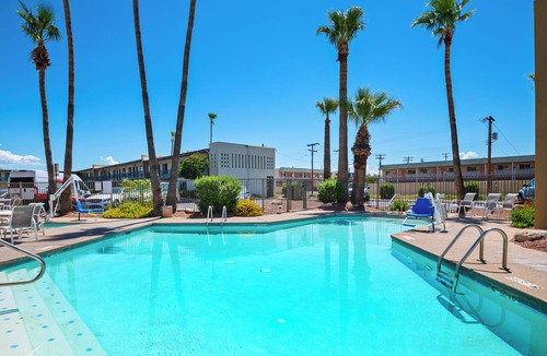 Feldman's Hotel | Great for Families! 2 Rooms w/2 Full Beds + Outdoor Pool + Walkable UA Access