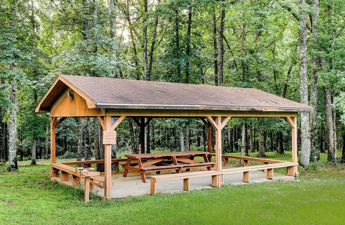 Clinton Cabin | Greers Ferry Lake Access! Cozy & Wooded Retreat