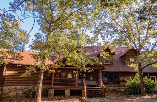 Edgemont House | Greers Ferry Lakefront Lodge on 5.5 Acres, Sleeps 18!