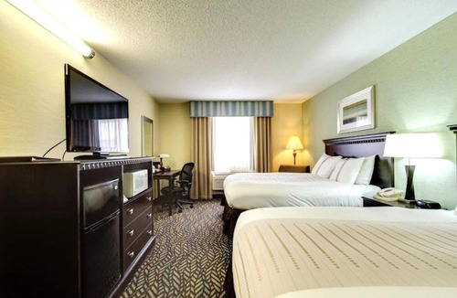 Devils Lake Hotel | Group-Friendly Room | Close to Devils Lake | Free Parking & Indoor Pool Access