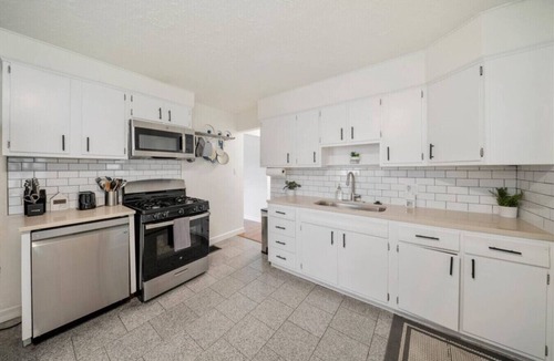 Grandview Heights House | Group Ready 4BR near OSU w/Fire Pit & Wet Bar