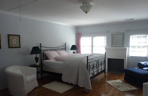 Pineville House | Guest House .Remote Luxurious living, Driving Range & swimming pool