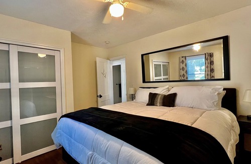 High Point Cottage | Guyer Cottage - Cozy 2 bedroom cottage, 1 block from HPU