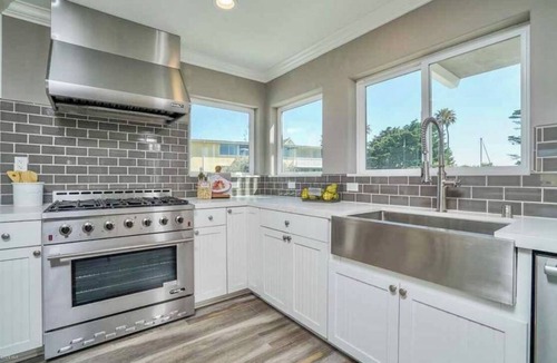 Hollywood House | Harbor View & Steps to the Beach