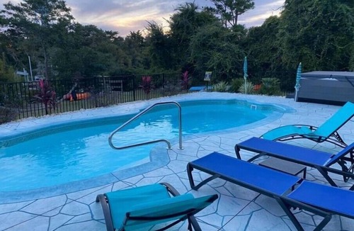 Long Beach Apartment | Harrell’s Haven-Waterfront, Dock, Pool/Hot tub