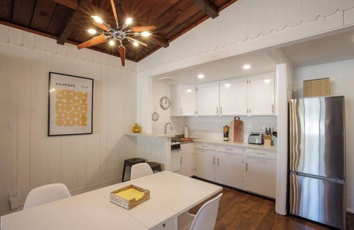 Bel Air House | Hidden Sanctuary: Retro Casita + Walk to Melrose