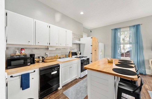 Historic District Apartment | Historic 2/1 Upper Suite with Pool, walking distance to downtown