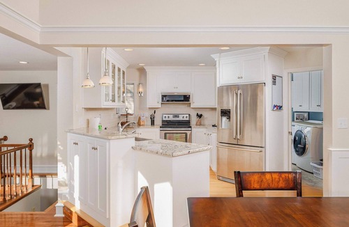Appleton House | Historic Appleton Mansion-Sleeps 13 & Free Parking