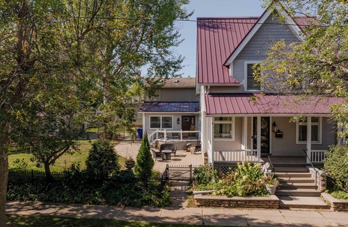 Appleton House | Historic Appleton Mansion-Sleeps 13 & Free Parking