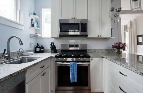 Harleston Village Apartment | Historic Charleston Retreat | Parking + Courtyard
