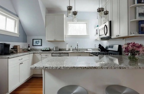 Harleston Village Apartment | Historic Charleston Retreat | Parking + Courtyard