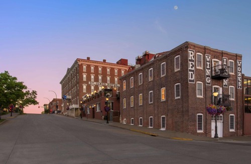 Red Wing House | Historic, Luxury Red Wing Hotel -Deluxe Double Room w/2 Full Beds-Bathrobes-Wifi
