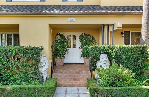 West Beach Apartment | Historic West Beach Studio — blocks to beach and Funk Zone