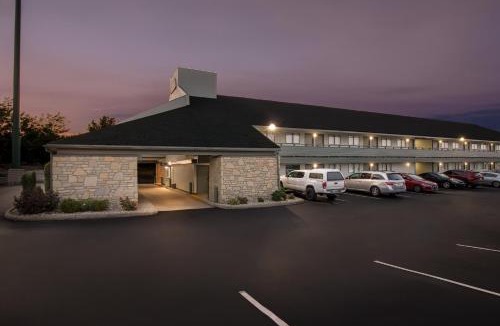 Florence Hotel | HomeTowne Studios by Red Roof Florence, KY-Cincinnati Airport