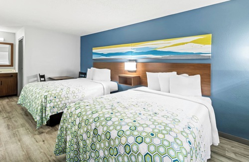 Florence Hotel | HomeTowne Studios by Red Roof Florence, KY-Cincinnati Airport