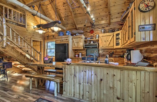 Goodson Cottage | Hot Tub & Fireplace! Macks Creek Cabin on 30 Acres