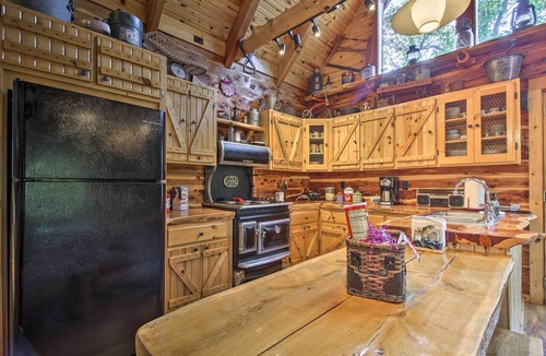 Goodson Cottage | Hot Tub & Fireplace! Macks Creek Cabin on 30 Acres