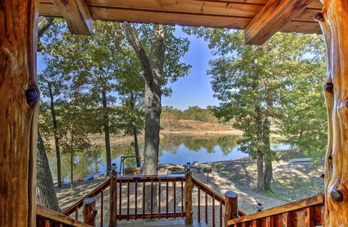 Goodson Cottage | Hot Tub & Fireplace! Macks Creek Cabin on 30 Acres