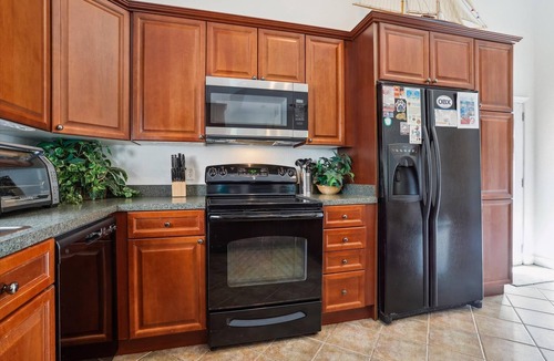 Duck House | HotTub, Pool Table, Elevator! Large fenced yard, pets