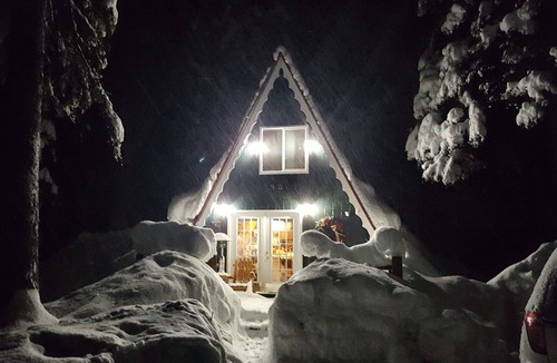McCall Cabin | Huckleberry Hideaway: Authentic Cabin Adventure, steps away from Payette Lake