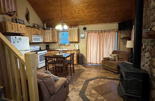 Phillips Cabin | Hunters Hideaway & Secluded Country Cabin for Family Getaways