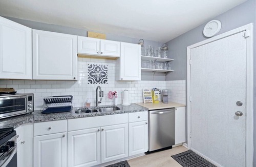 Paw Creek House | Ice Bath, Fire Pit & Outdoor Bar · 3BR House · Uptown Charlotte